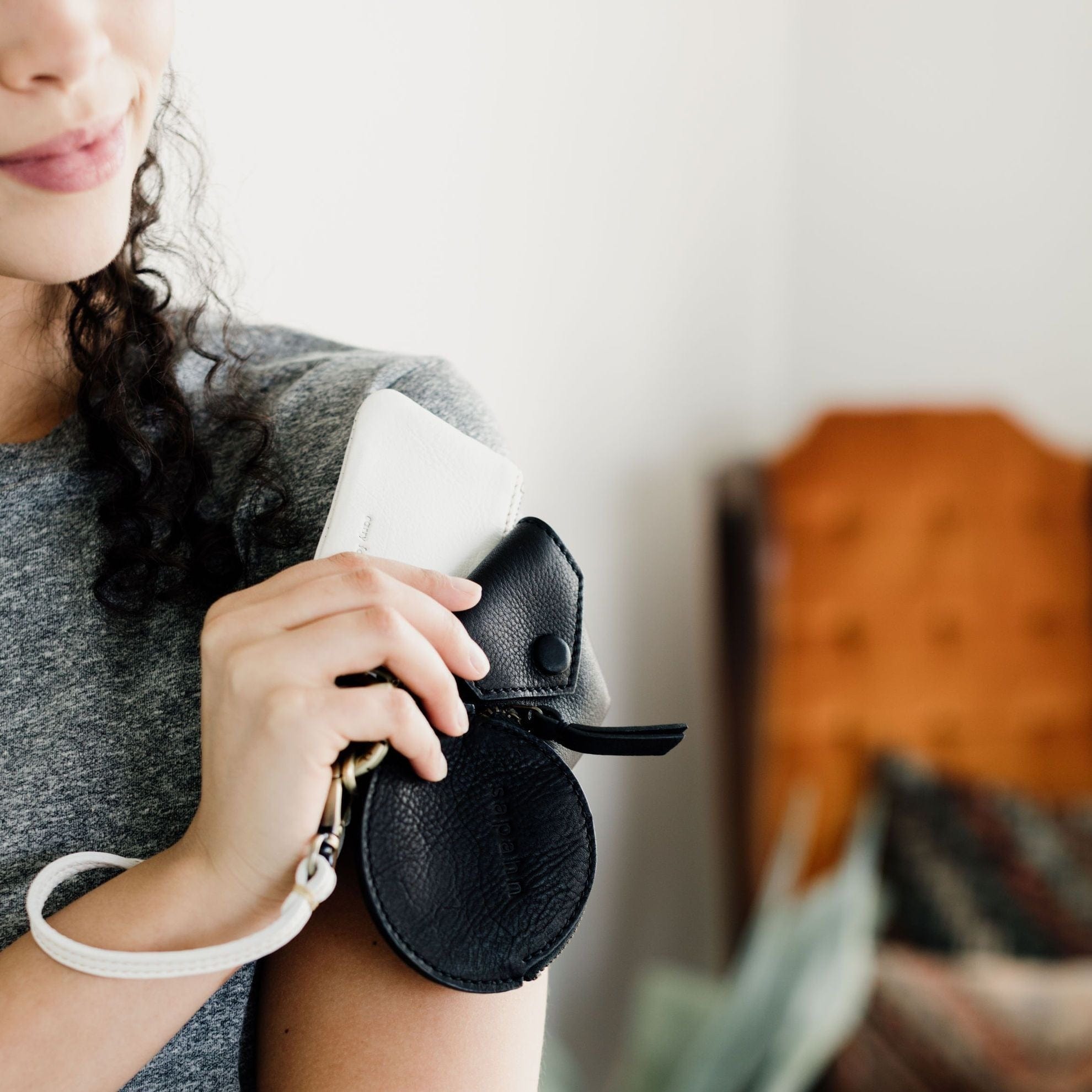 Carolyn Airpod Case - | Sapahn.