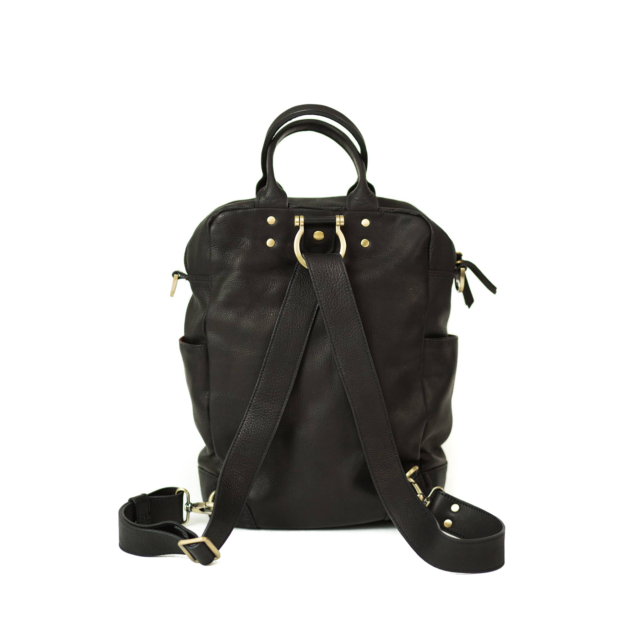The Rodica leather crossbody bag in black raw leather can be easily adjusted to carry it as a backpack.