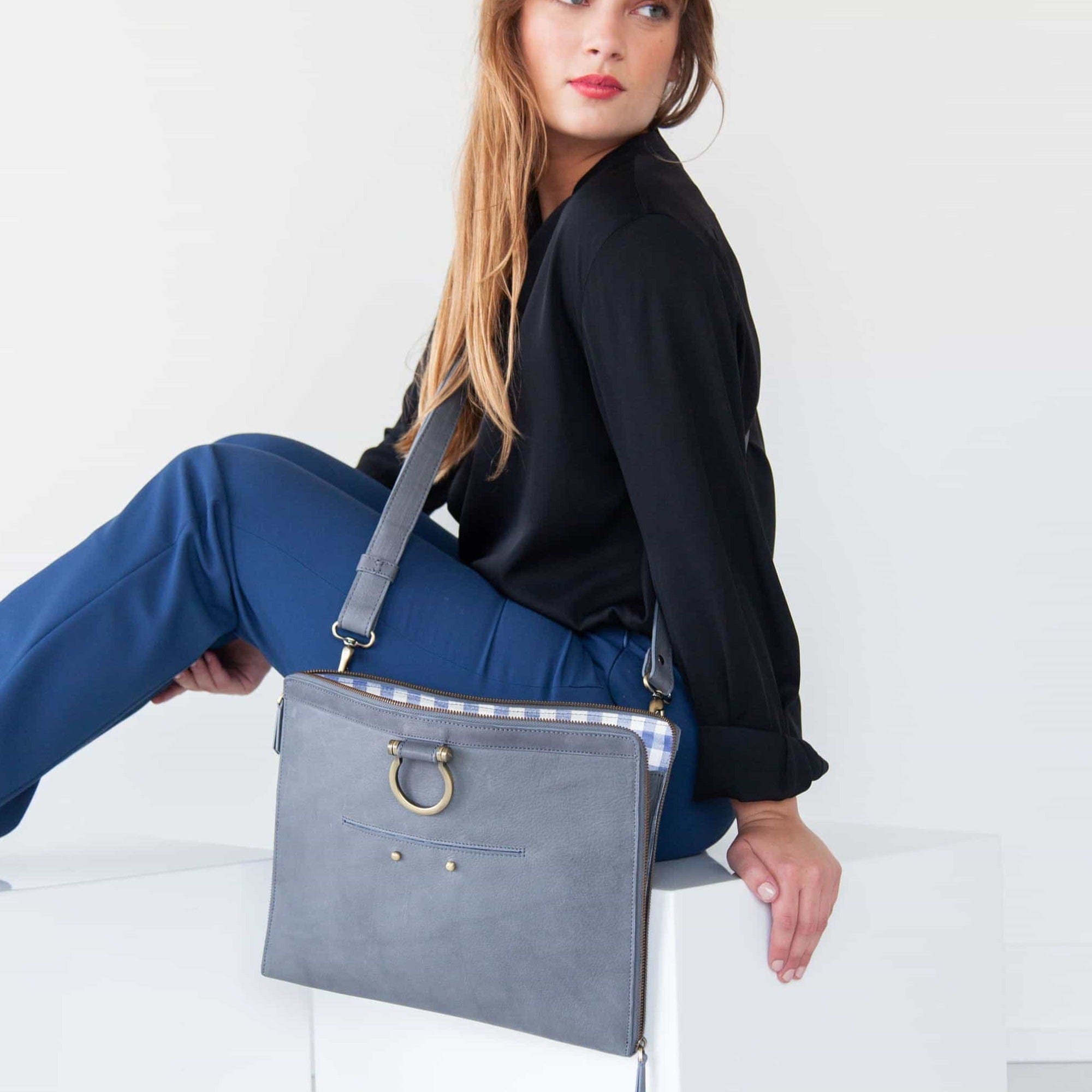 The M XL crossbody bag in gray raw leather opens easily with a 3-sided zipper.
